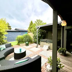 Chalet Buddha Style Family House & Jacuzzi & Sauna Near Amsterdam, Vijfhuizen